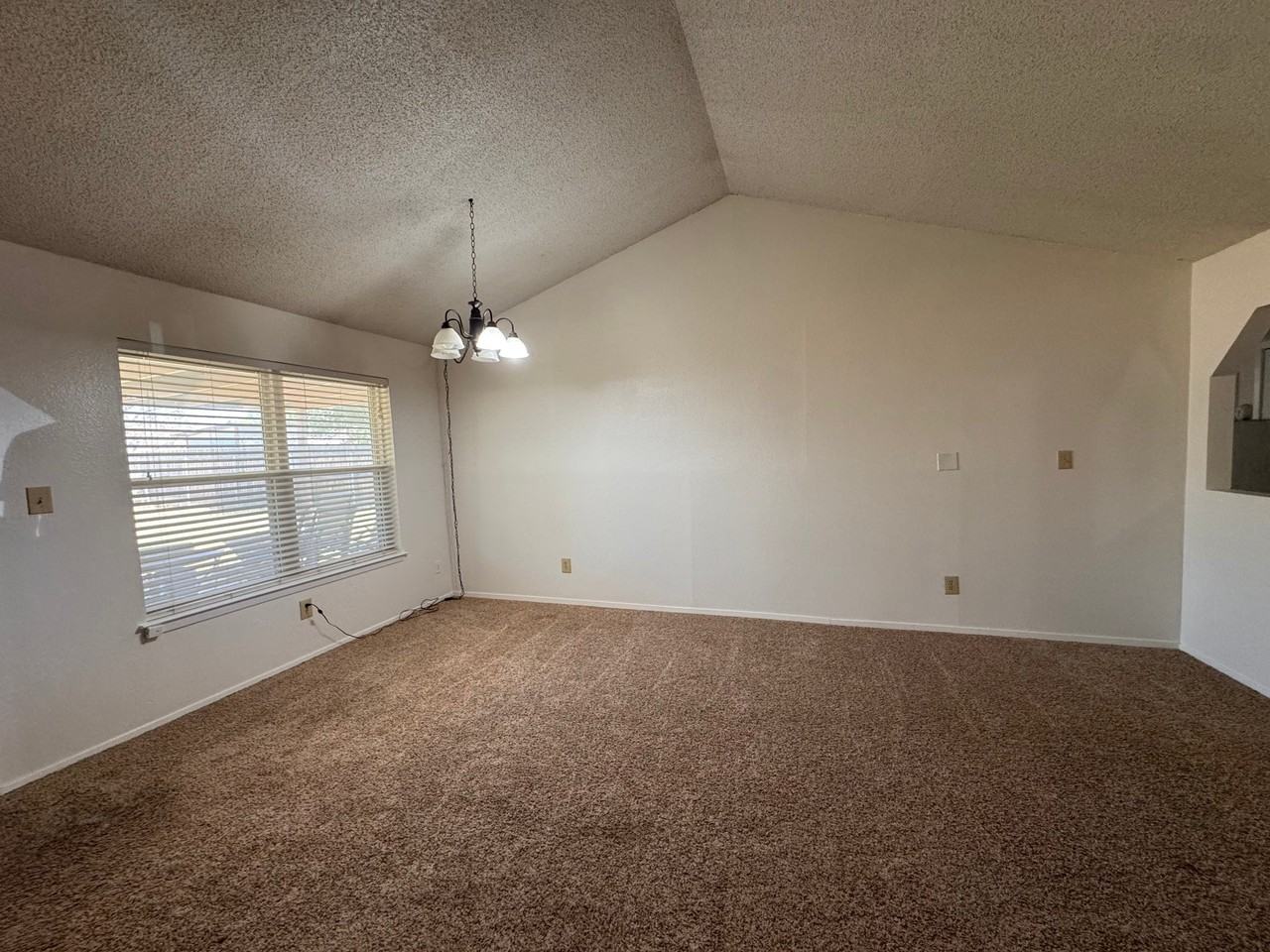 1606 Tennessee Dr - Photo 3 of 10
