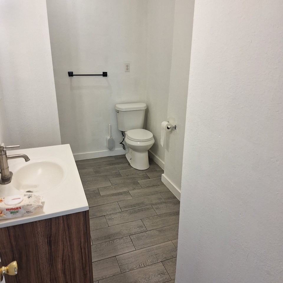 916 Adele St - Photo 5 of 11