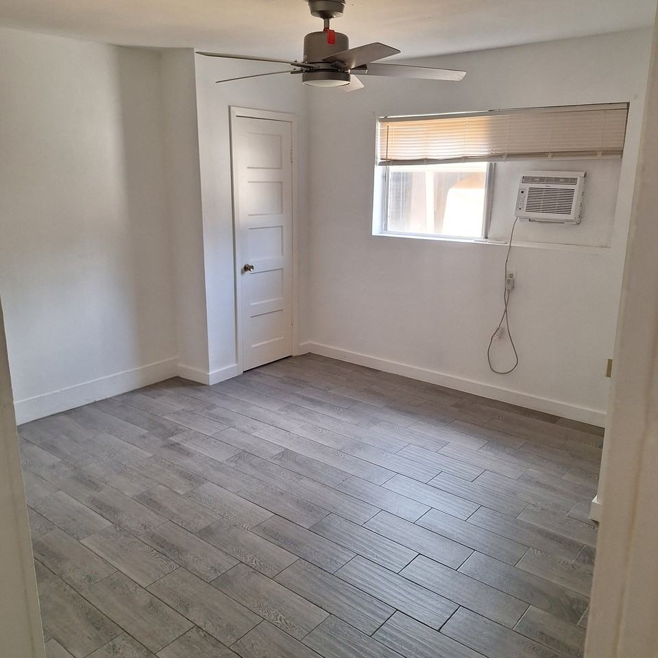 916 Adele St - Photo 7 of 11