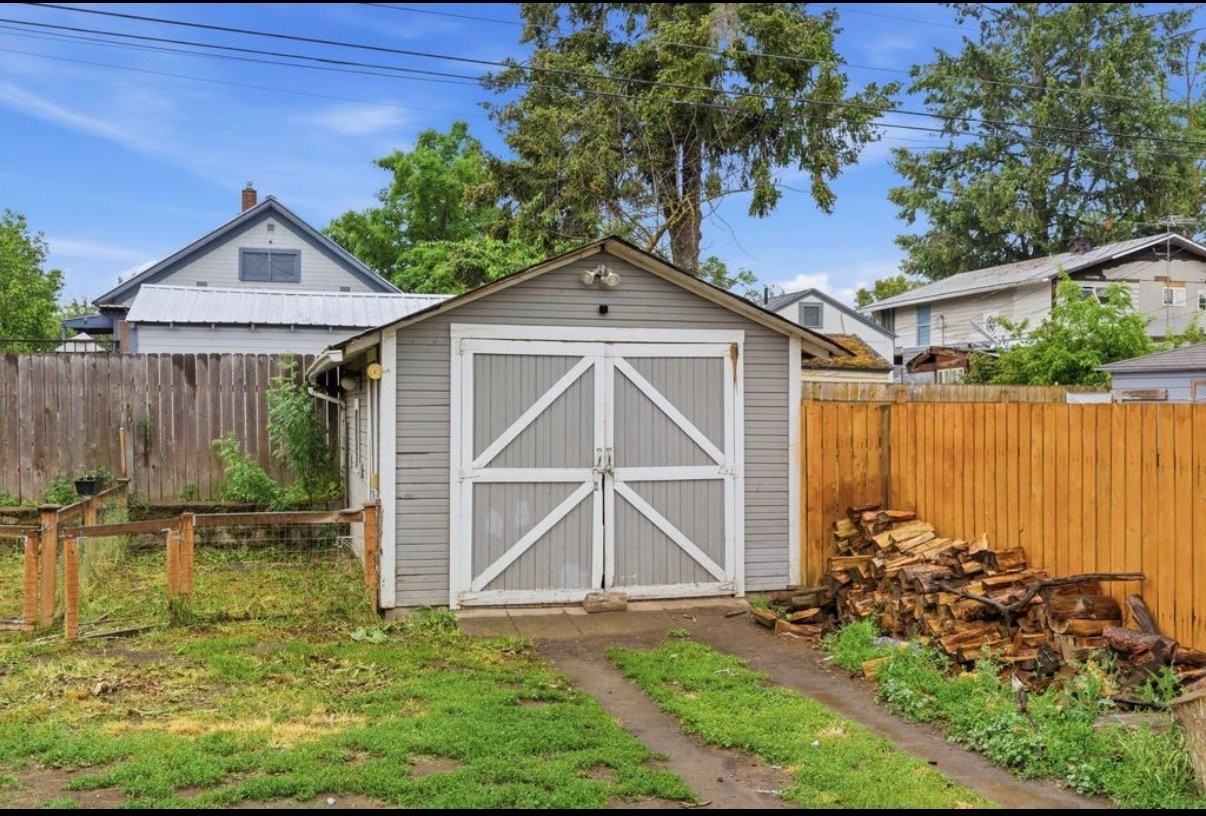 554 E Bridgeport Ave - Photo 4 of 11