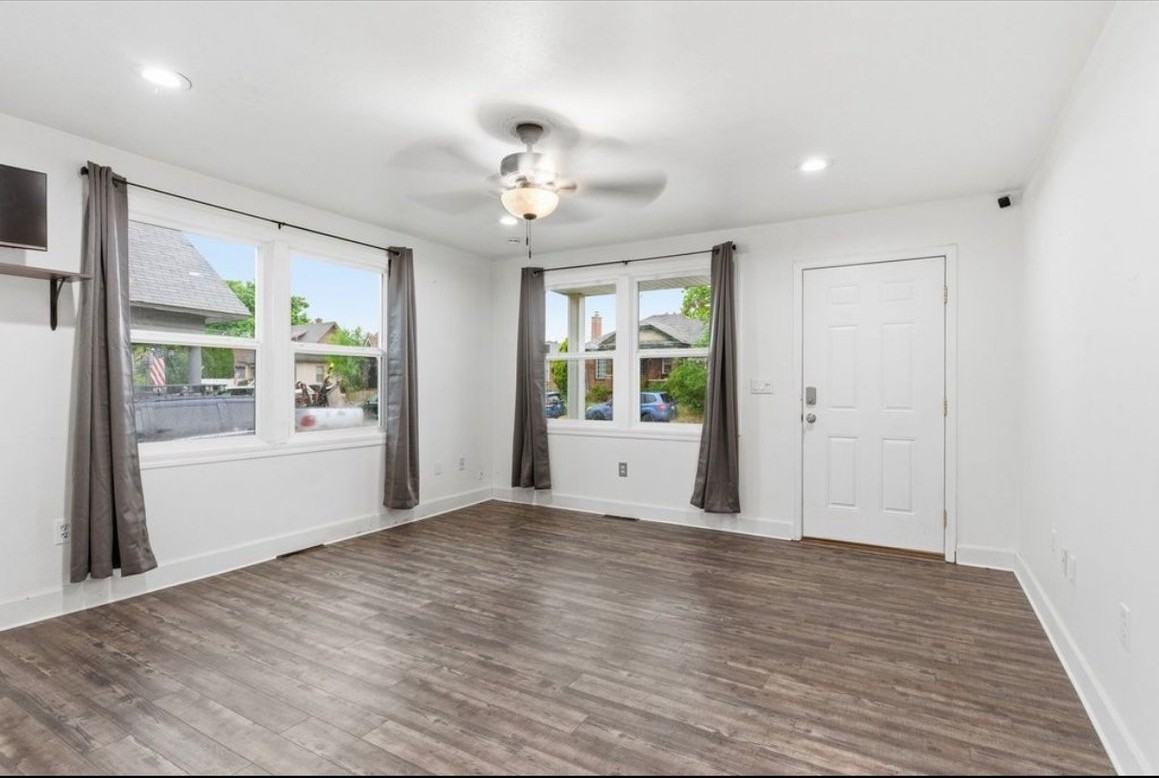 554 E Bridgeport Ave - Photo 5 of 11