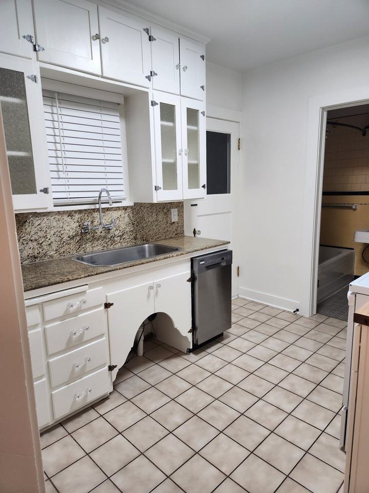 604 Roberts St - Photo 6 of 13