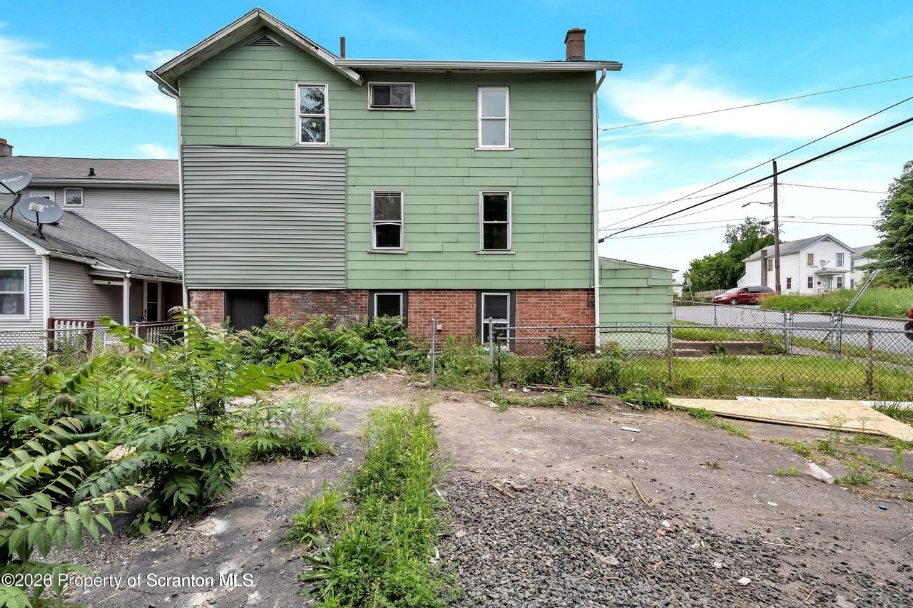 127 1/2 N Garfield Ave - Photo 2 of 16