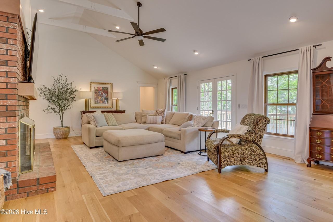 761 W Port Rd - Photo 4 of 42