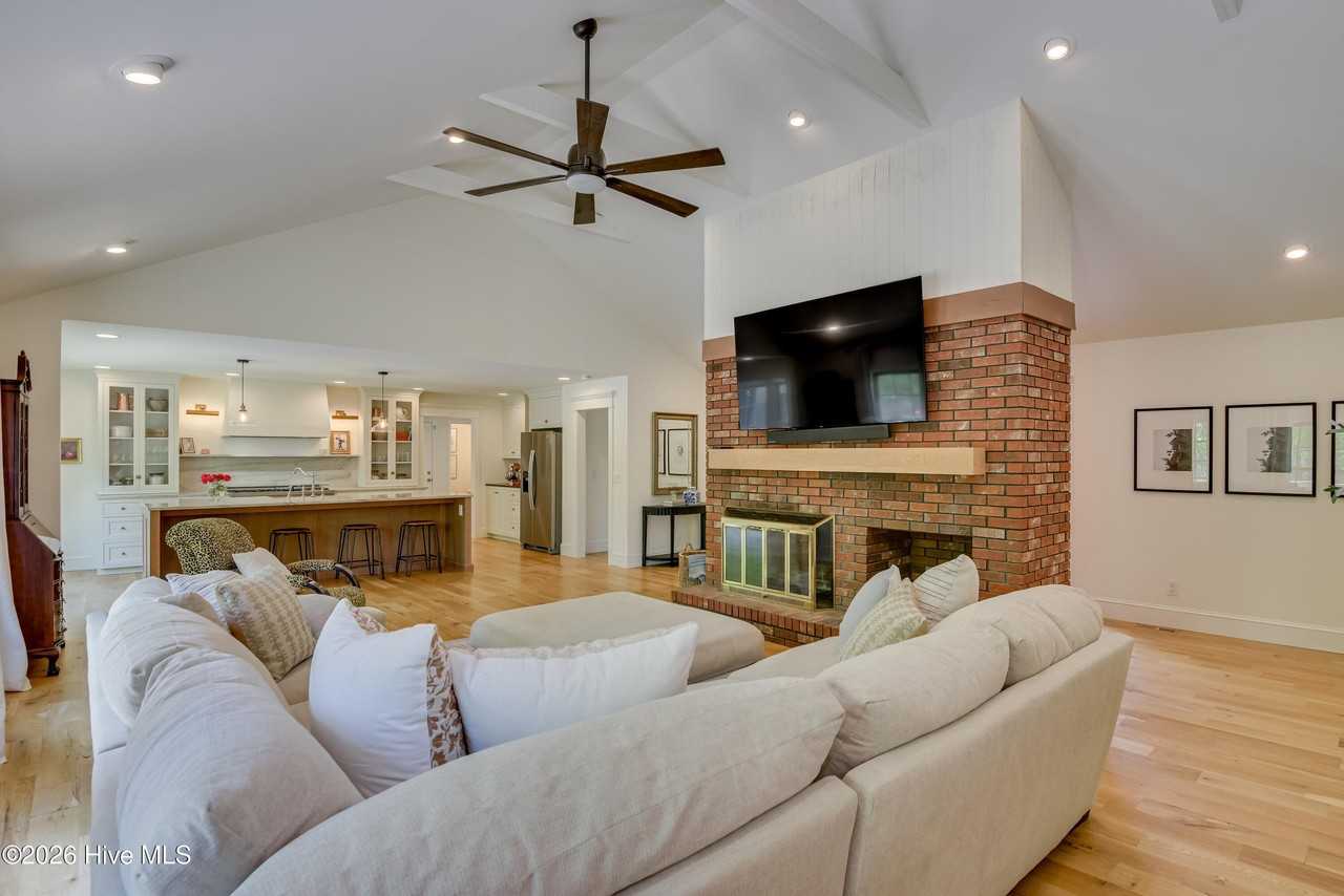 761 W Port Rd - Photo 5 of 42