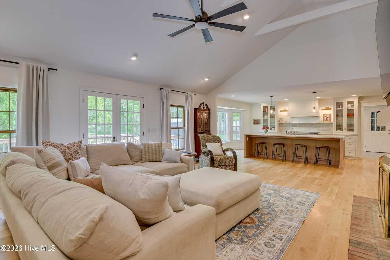 761 W Port Rd - Photo 6 of 42