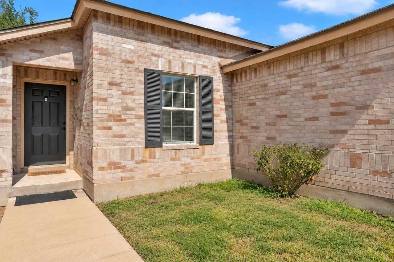 105 E Wildflower Blvd - Photo 2 of 27