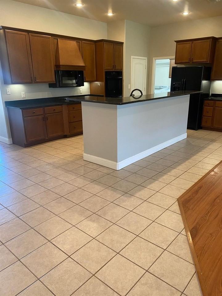 6904 92nd St - Photo 5 of 17