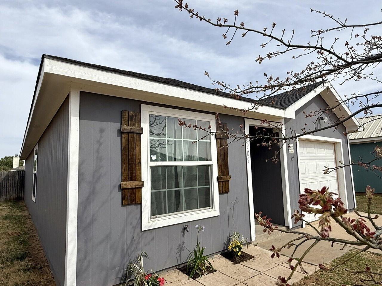 8909 Temple Ave - Photo 2 of 13
