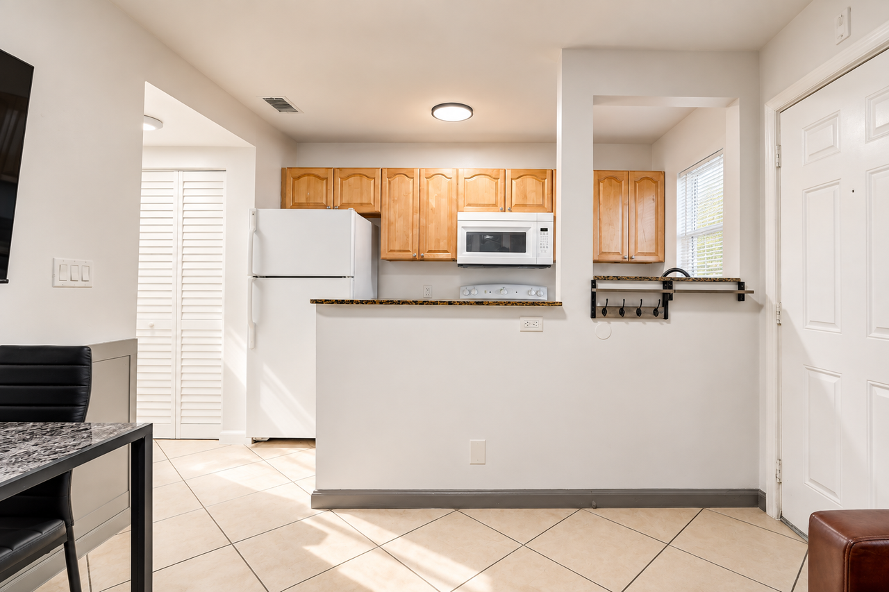 902 Se 1st St #902-23 - Photo 5 of 29