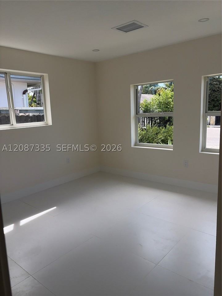 2315 Nw 3rd St - Photo 6 of 15