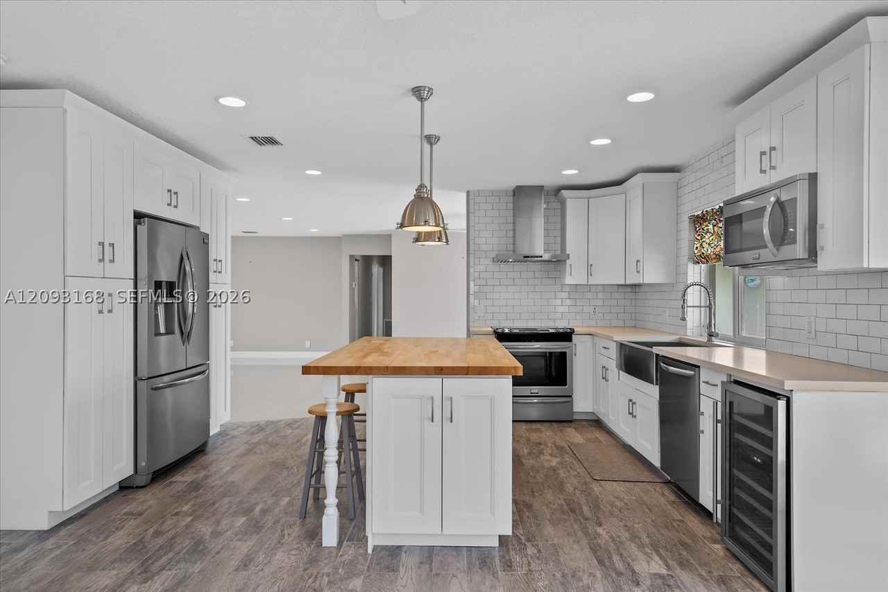 1485 Ne 57th St - Photo 6 of 20
