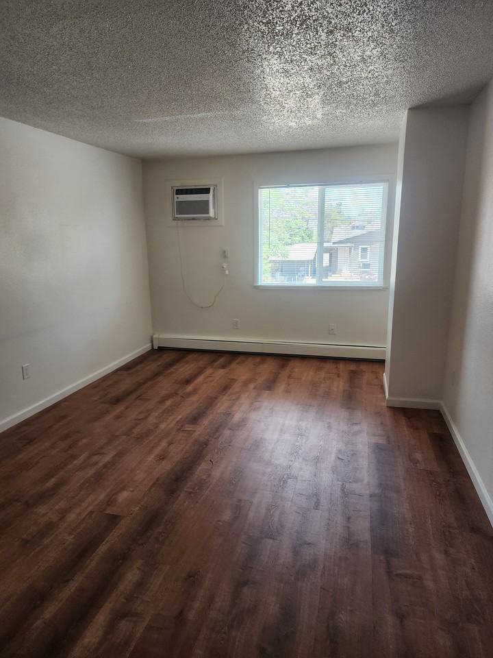 1402 Glenwood Ave - Photo 4 of 7