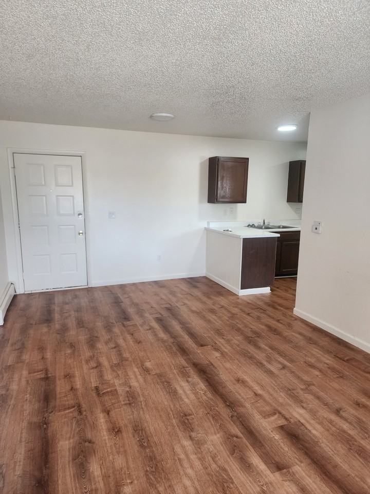 1402 Glenwood Ave - Photo 5 of 7