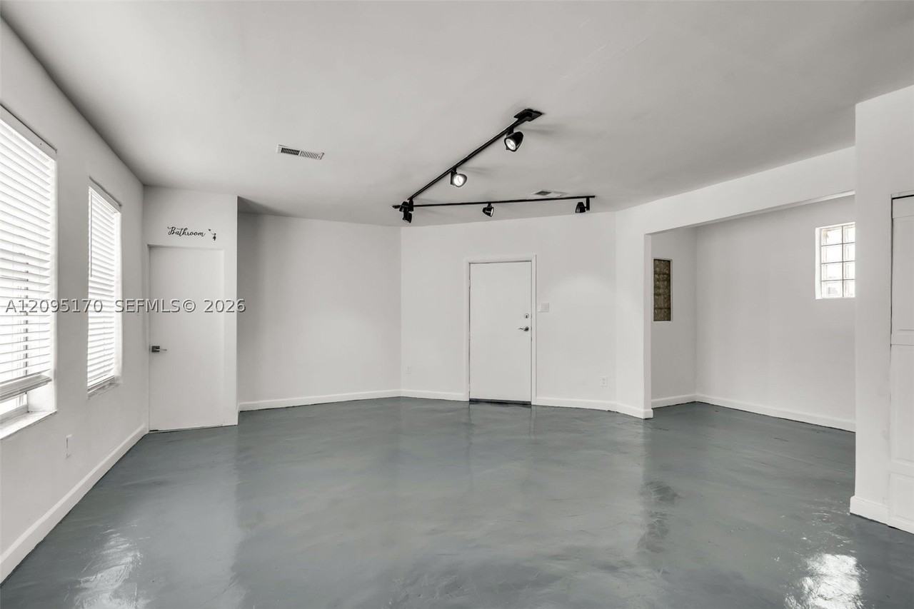 817 Washington Ave #A - Photo 3 of 19