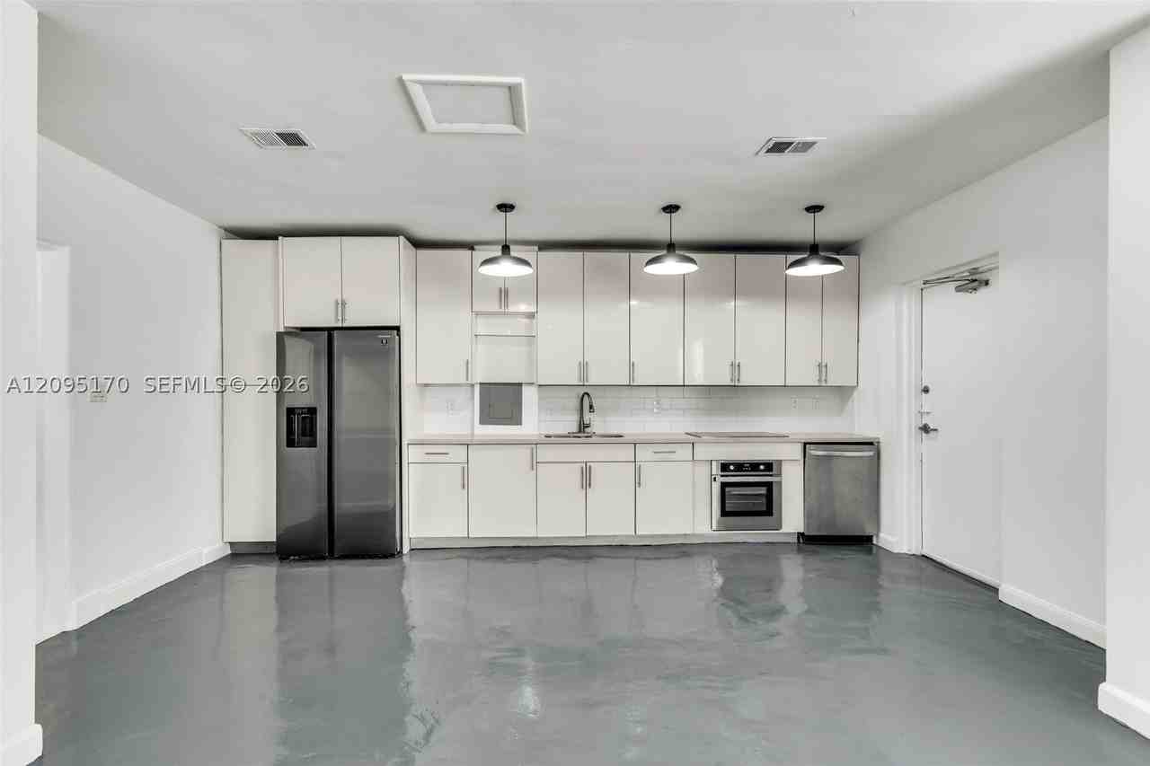 817 Washington Ave #A - Photo 5 of 19