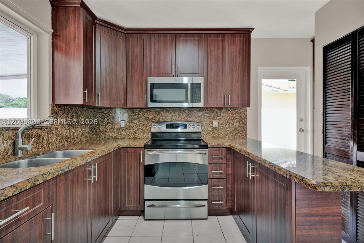 2610 Sw 108th Ave - Photo 7 of 20