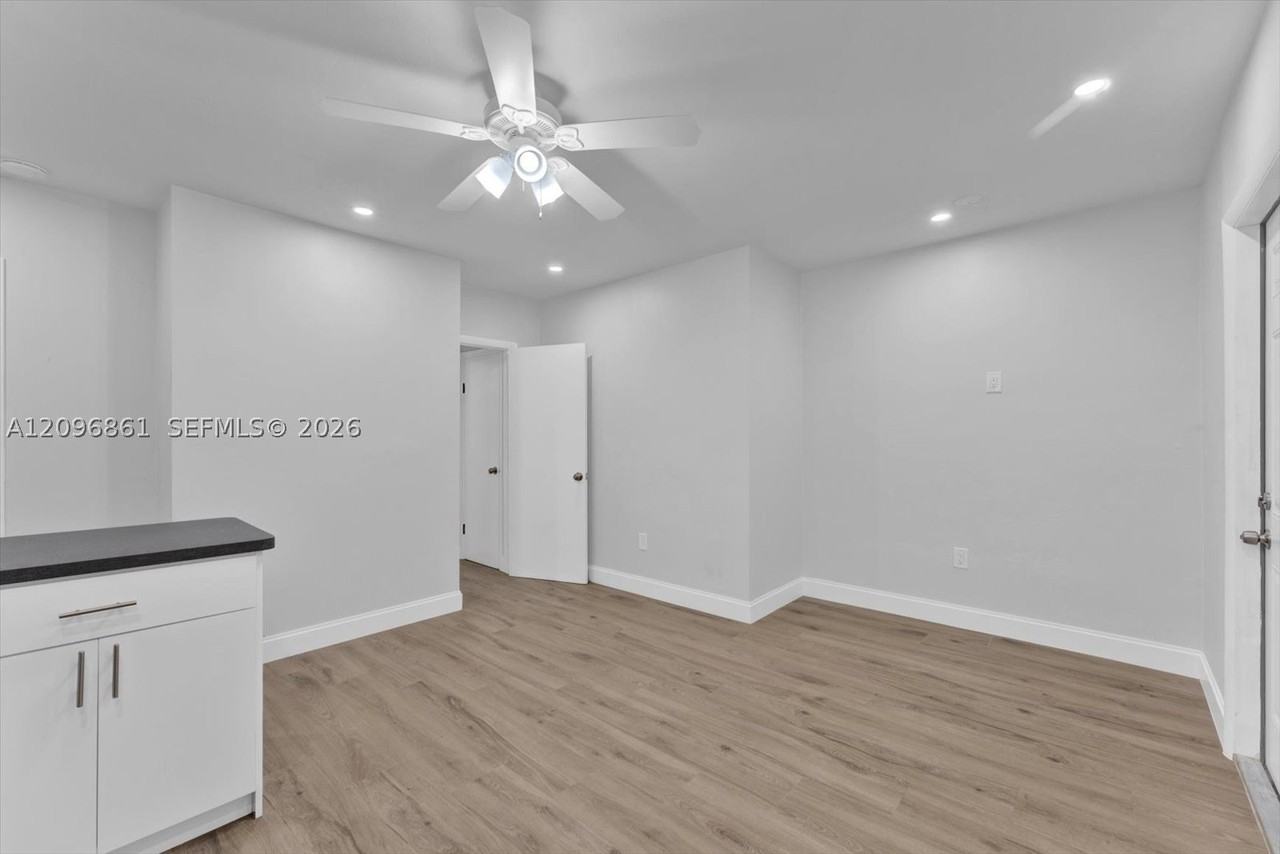 557 Ne 63rd St #2 - Photo 4 of 12