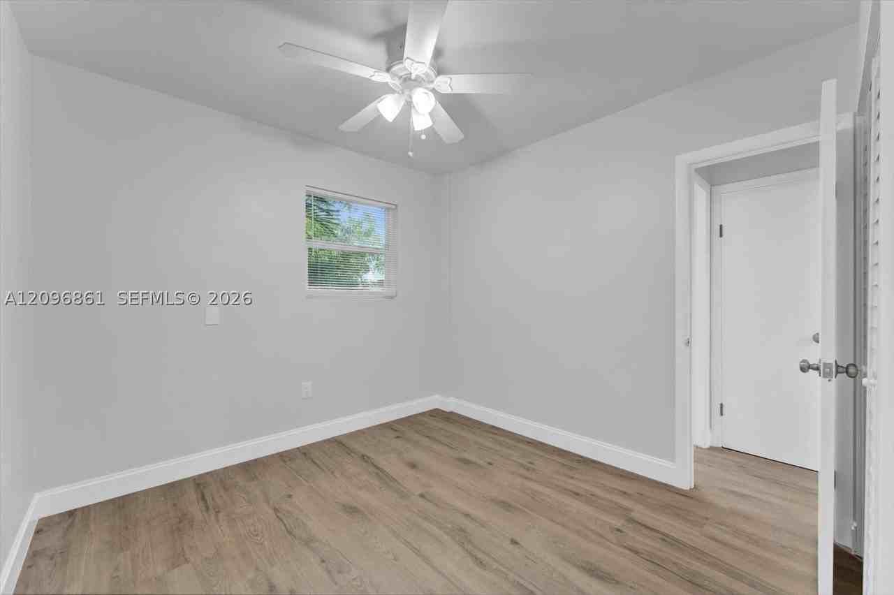 557 Ne 63rd St #2 - Photo 5 of 12