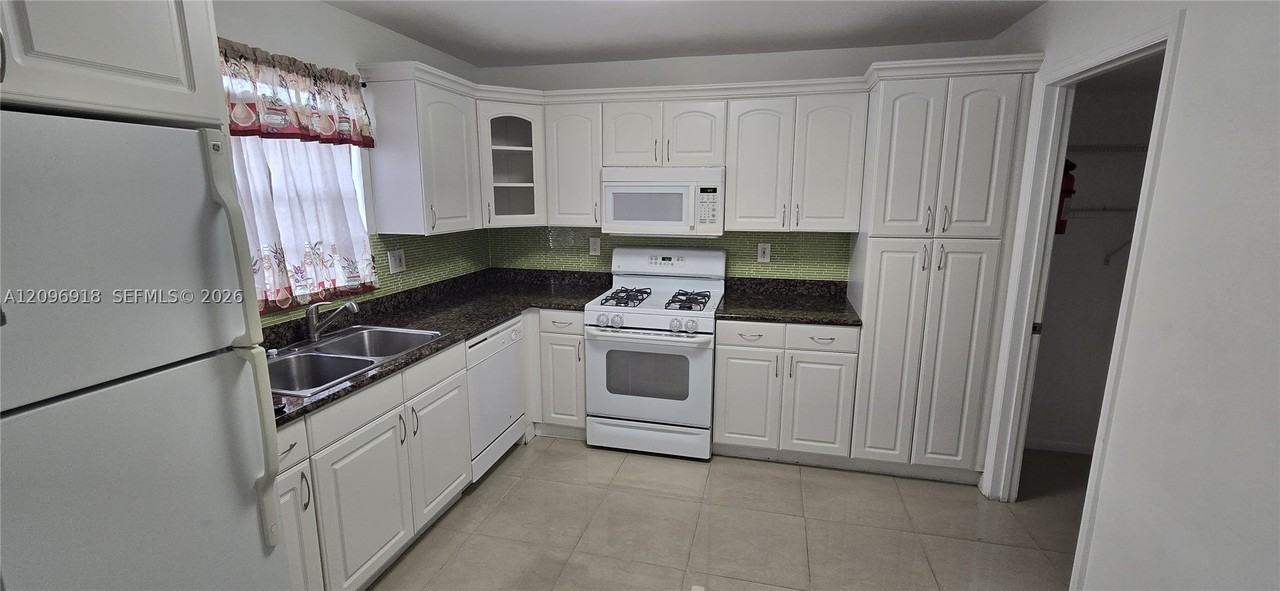 8350 Sw 154th Ave #6 - Photo 6 of 34