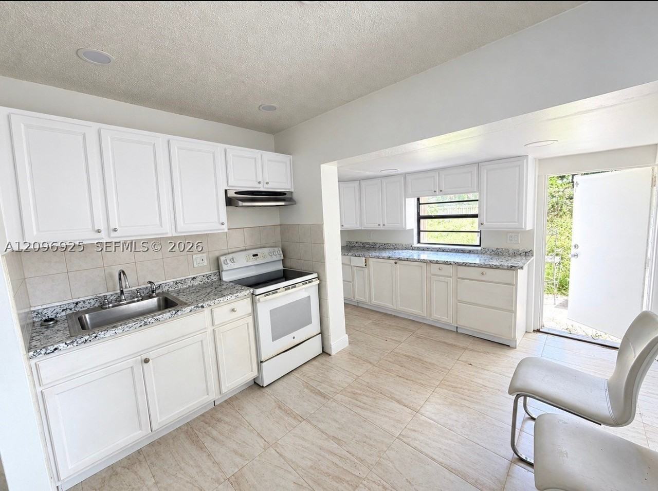 2542 Taft St - Photo 2 of 26