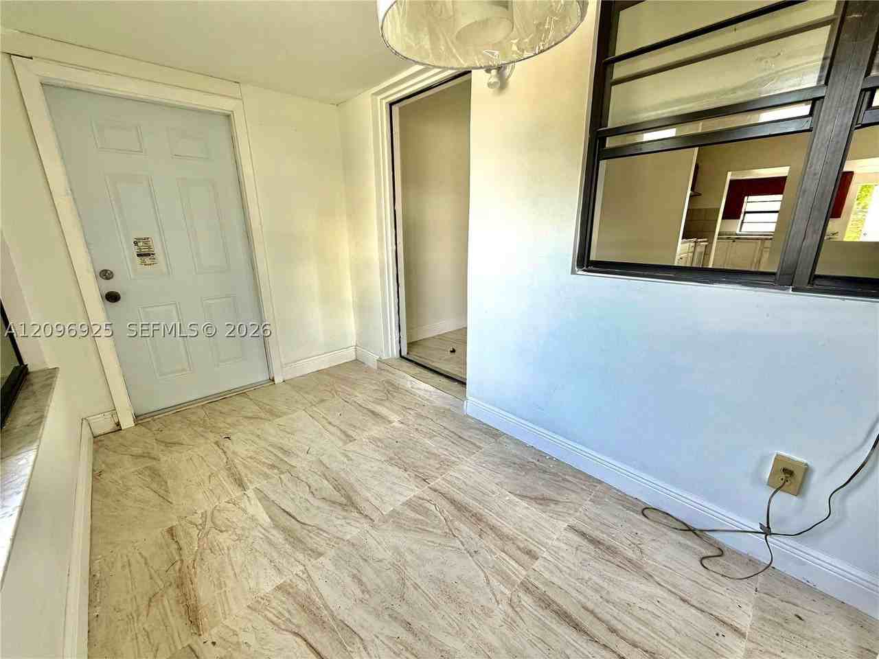 2542 Taft St - Photo 4 of 26