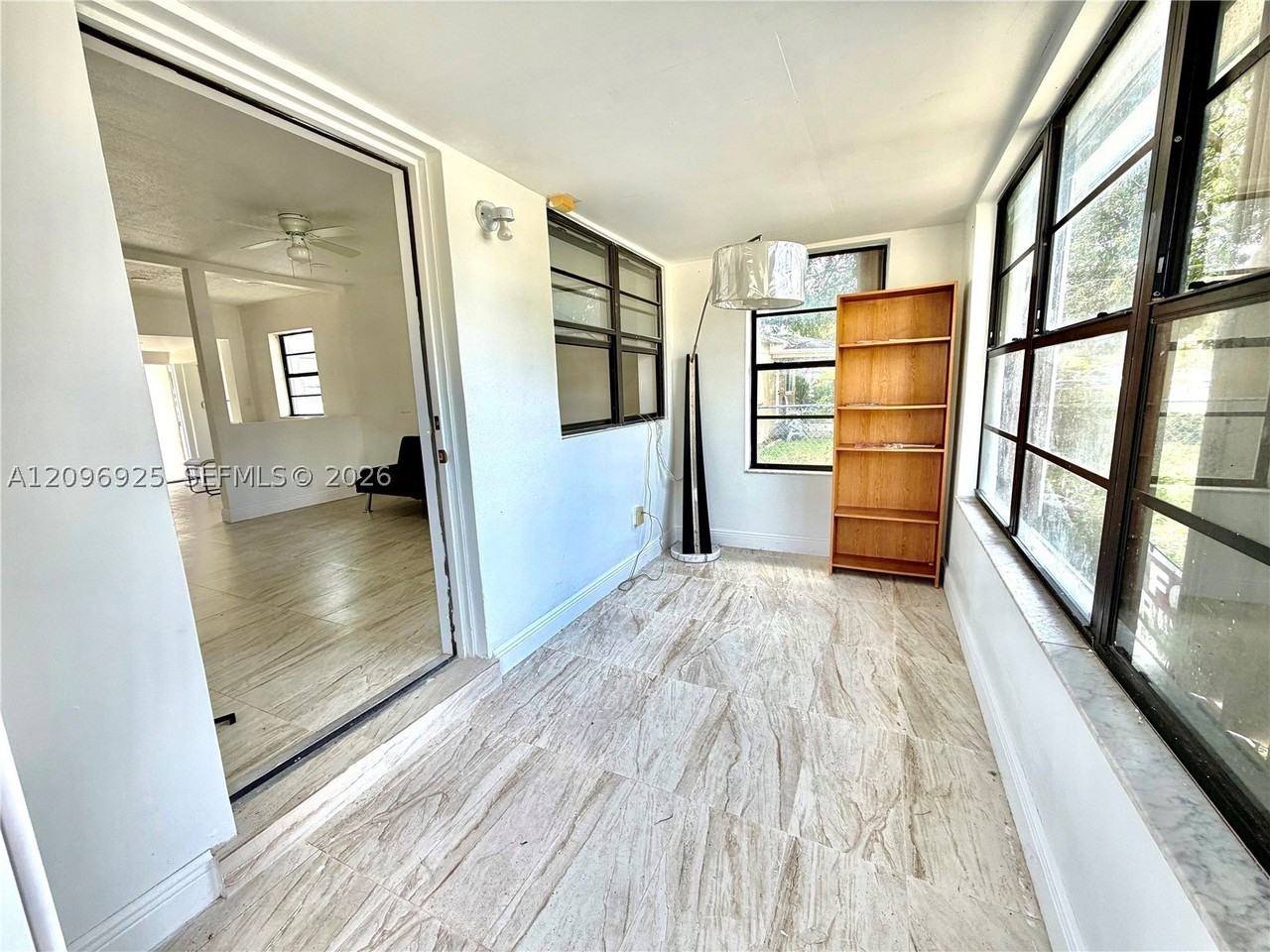 2542 Taft St - Photo 5 of 26