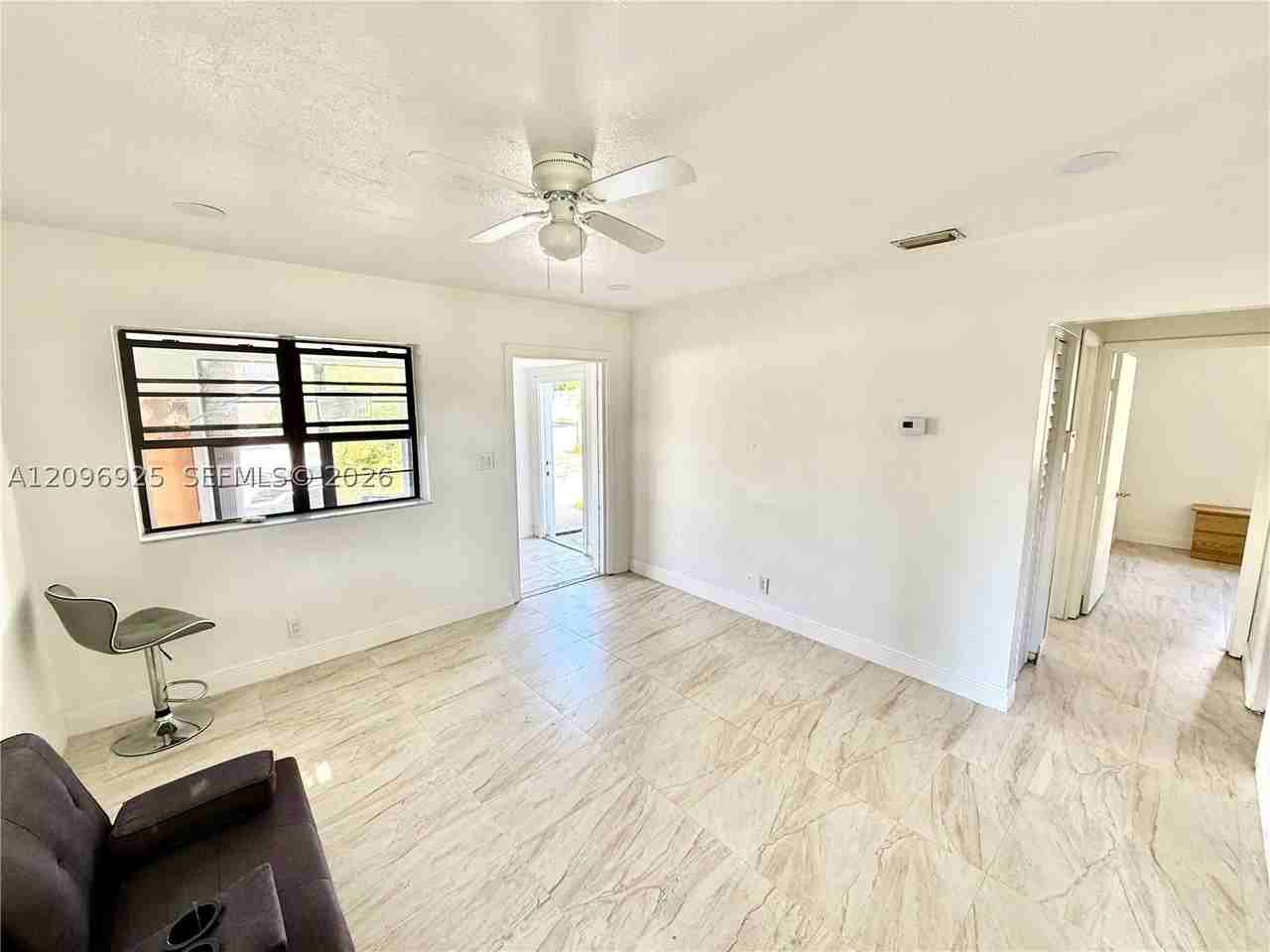 2542 Taft St - Photo 6 of 26