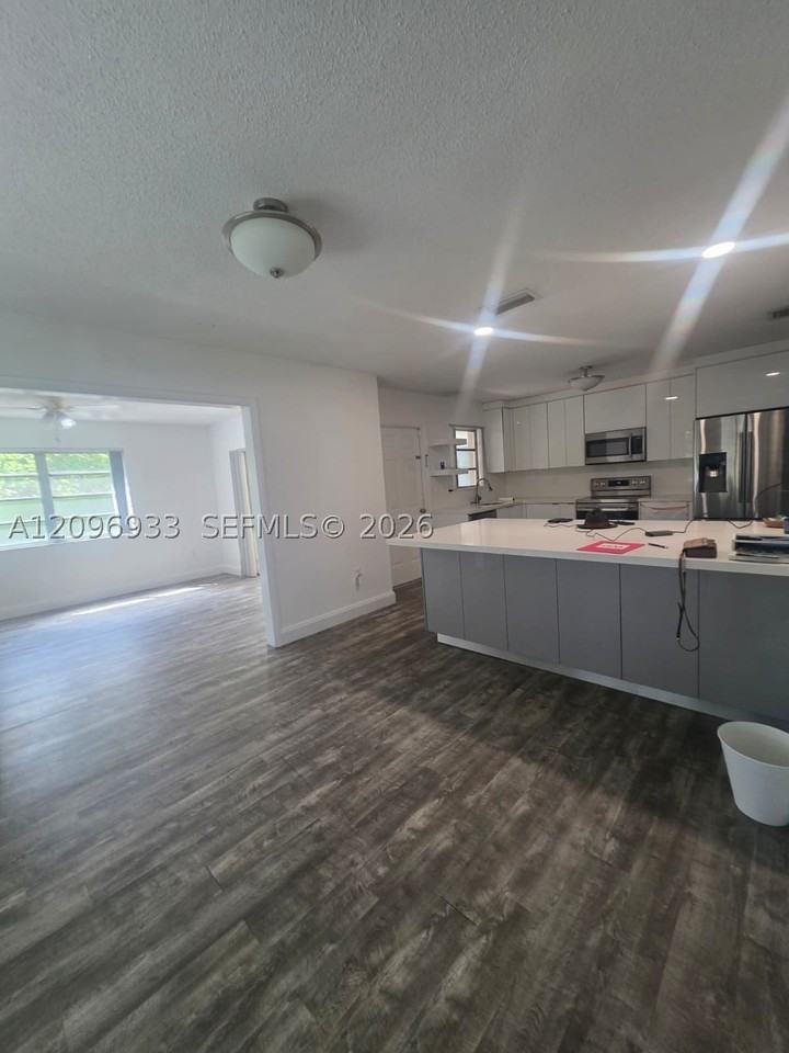 5869 Sw 34th St - Photo 5 of 36