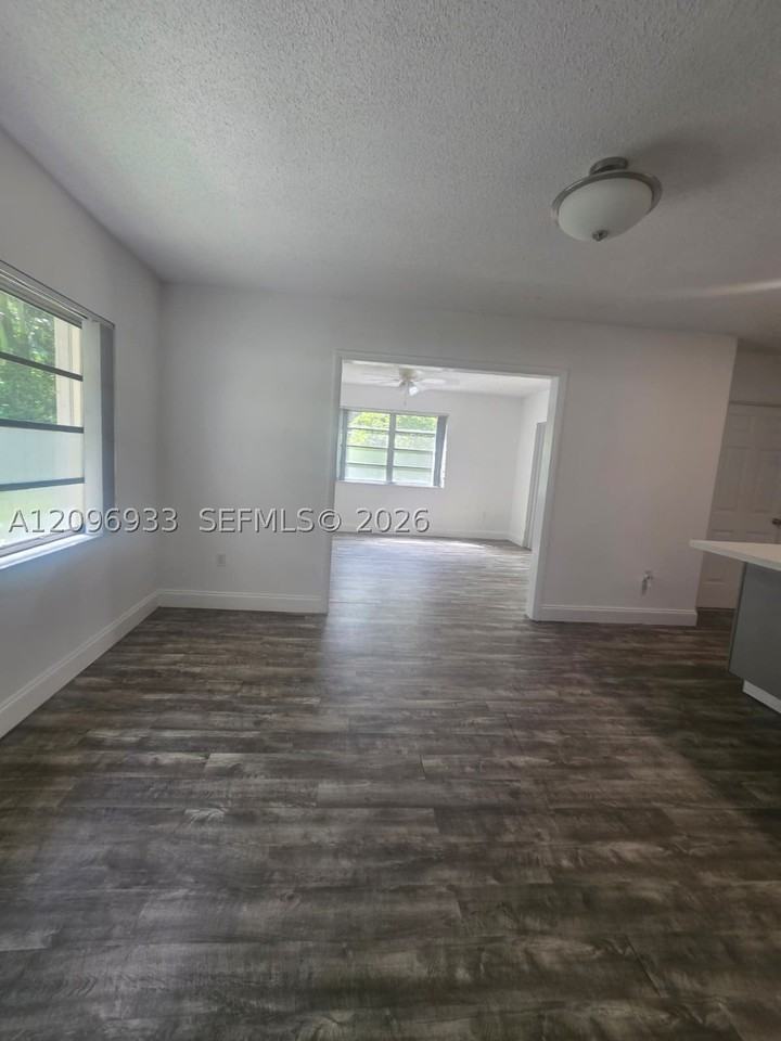 5869 Sw 34th St - Photo 6 of 36