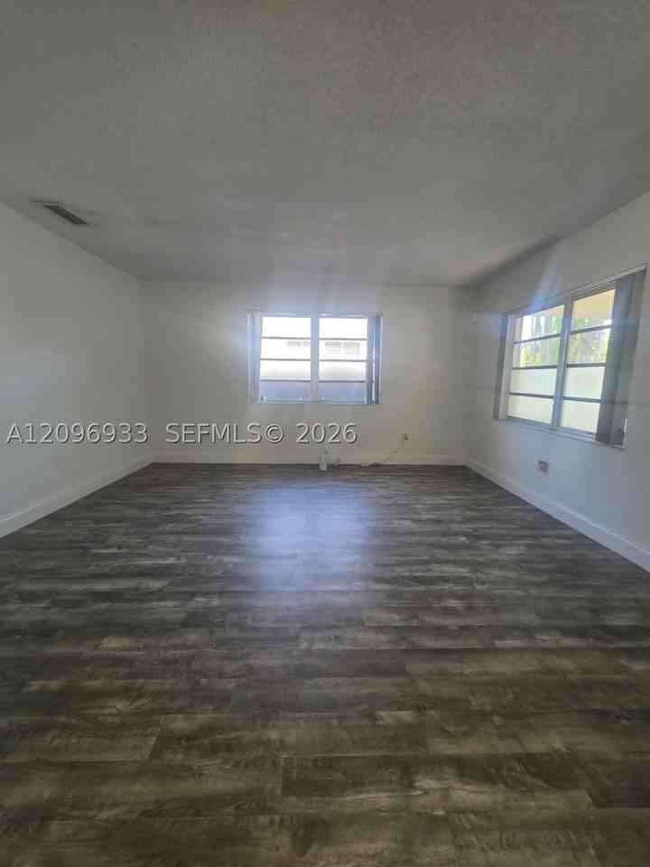5869 Sw 34th St - Photo 7 of 36