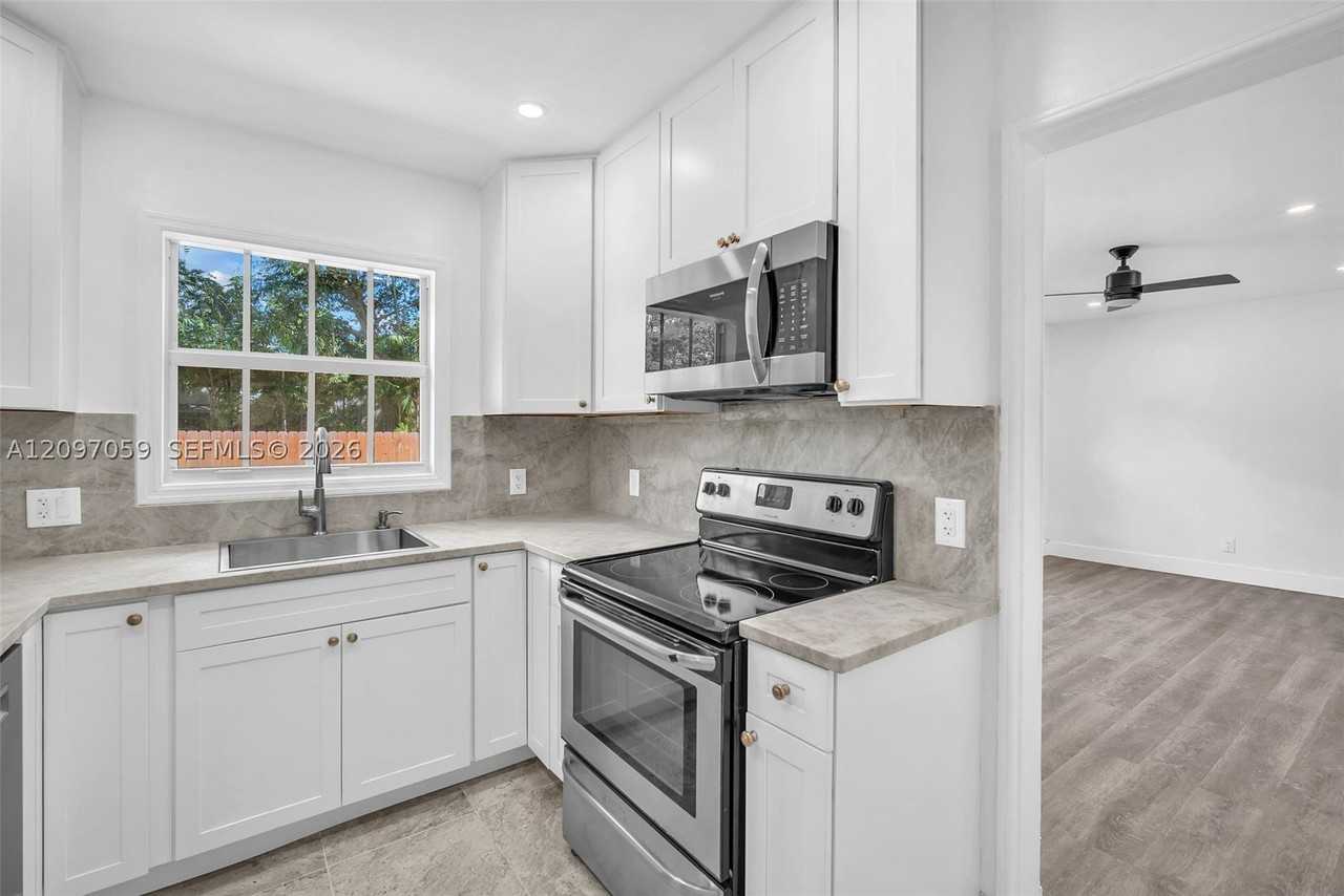 450 Ne 15th Ave #450 - Photo 4 of 25