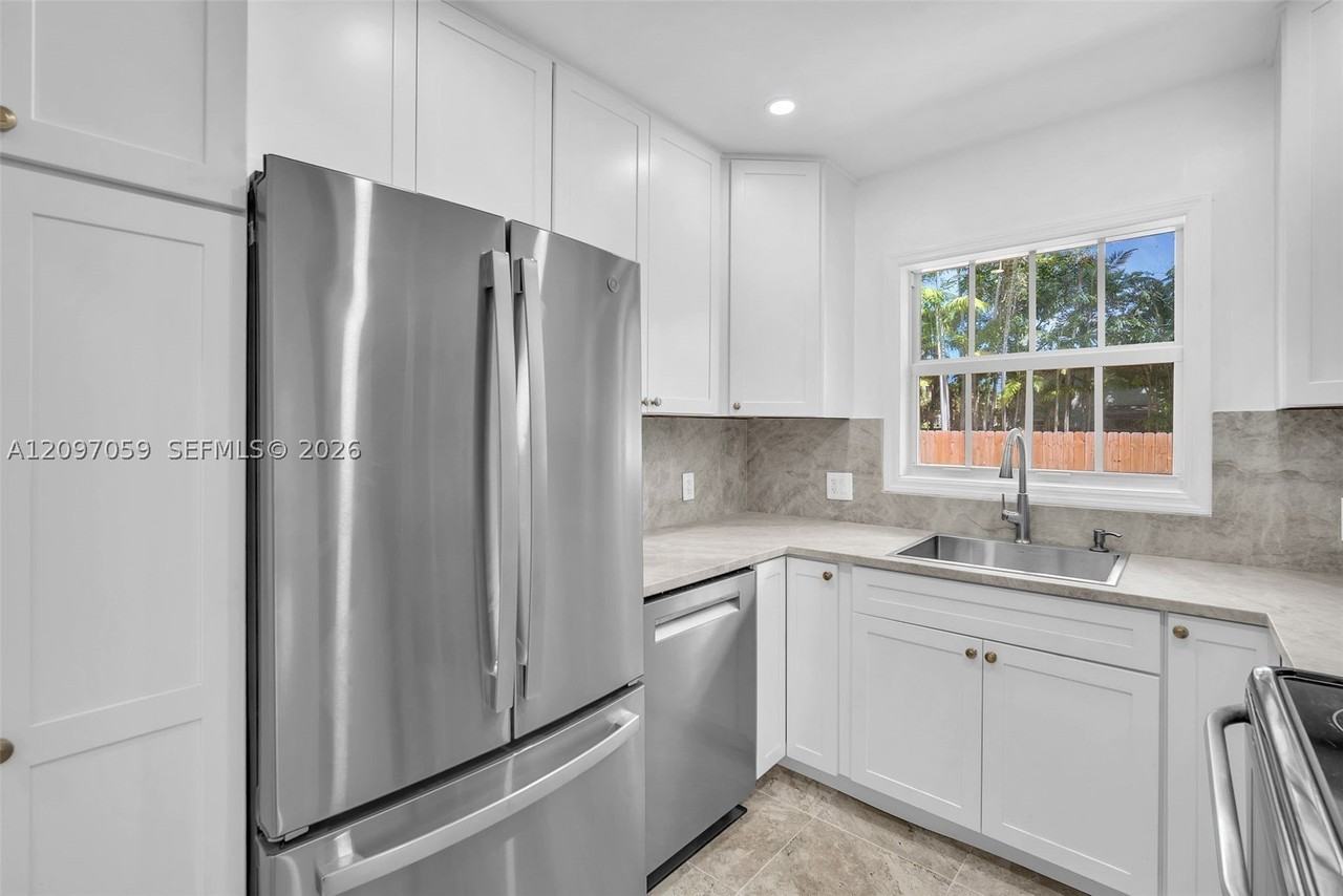 450 Ne 15th Ave #450 - Photo 5 of 25