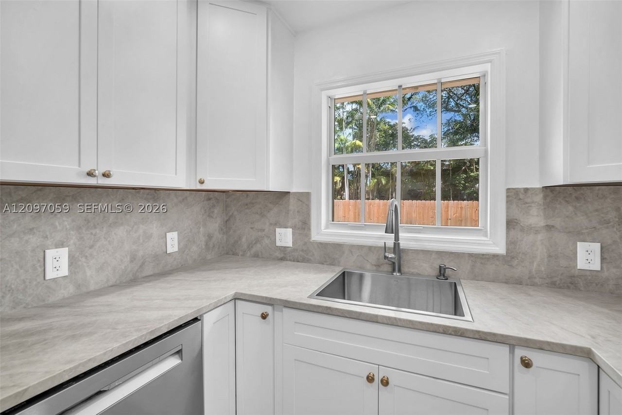 450 Ne 15th Ave #450 - Photo 7 of 25