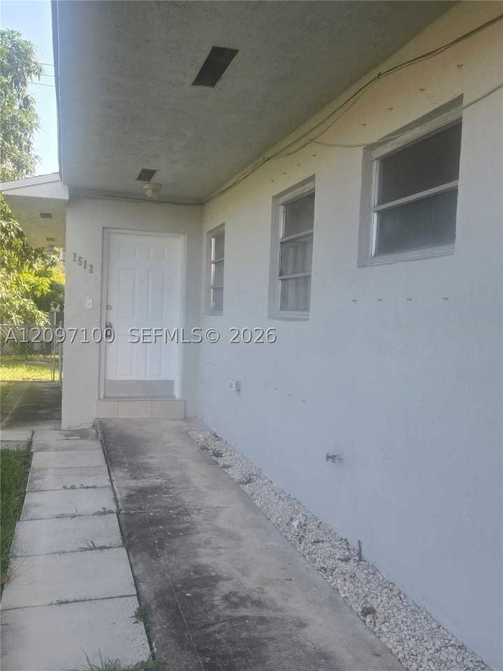 1512 Ne 118th St #2 - Photo 3 of 14