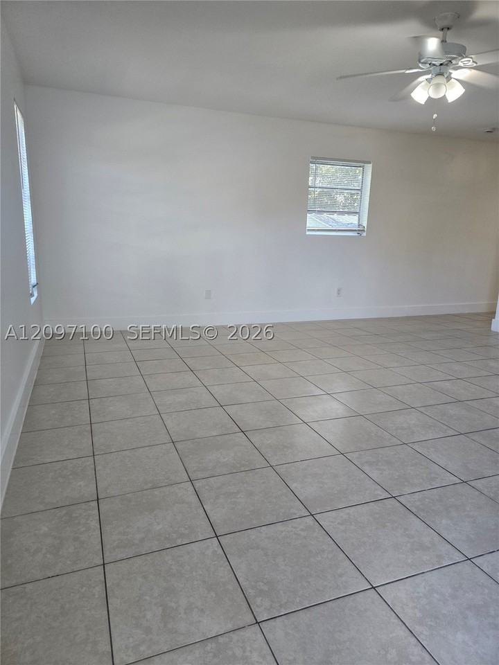 1512 Ne 118th St #2 - Photo 4 of 14