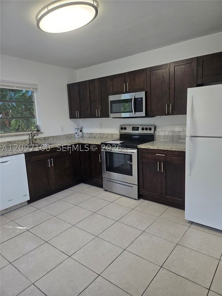 1512 Ne 118th St #2 - Photo 6 of 14