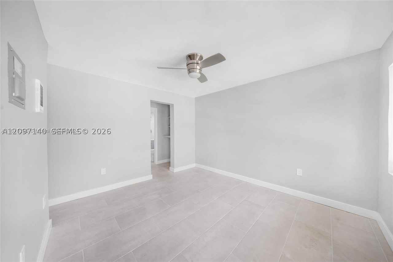 1140 Nw 1st Pl #2 - Photo 4 of 17