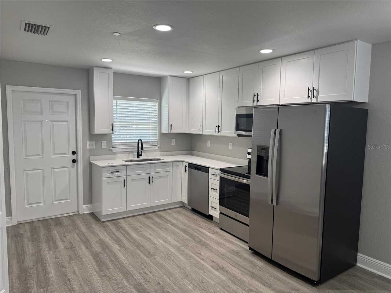 770 N Pleasant Ave - Photo 3 of 11
