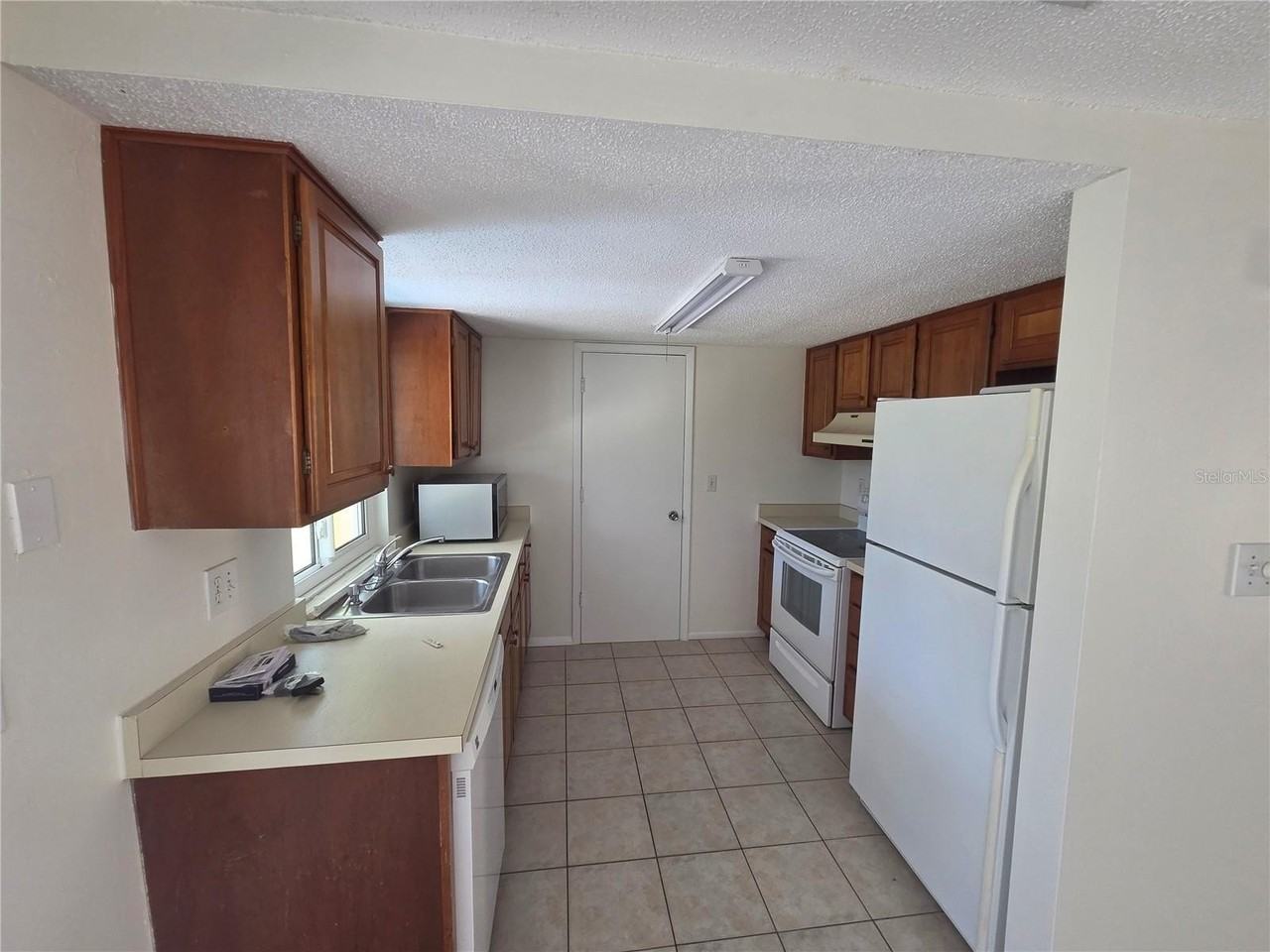 655 Harvey St - Photo 4 of 18