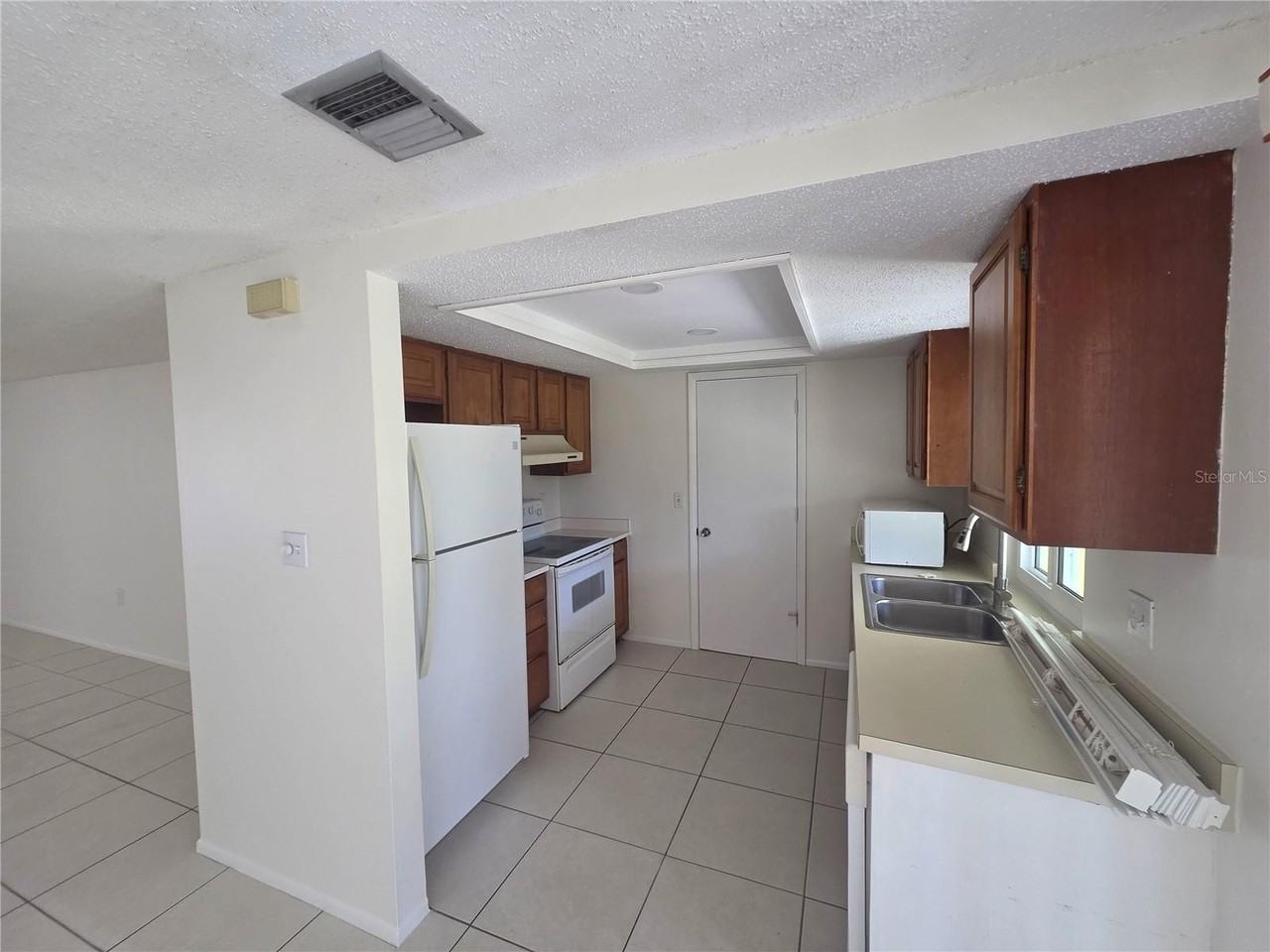 653 Harvey St - Photo 3 of 14