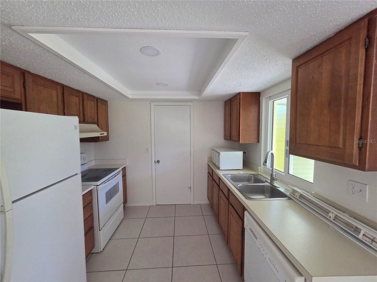 653 Harvey St - Photo 4 of 14