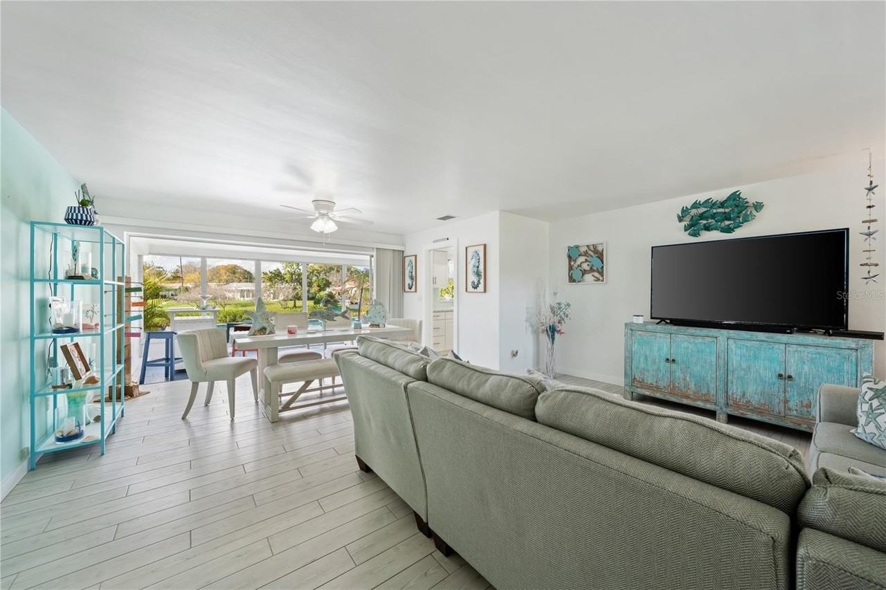 632 Shore Dr - Photo 5 of 50