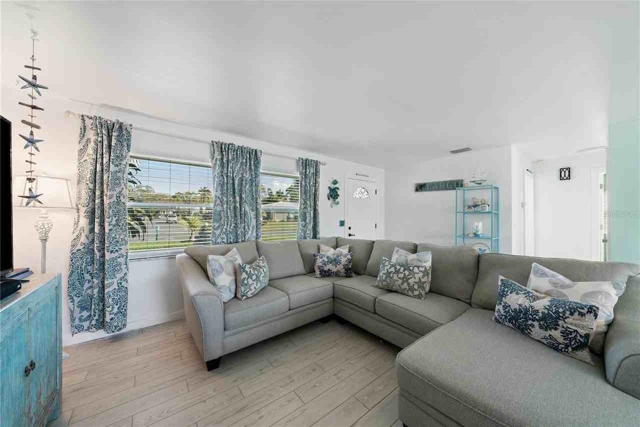 632 Shore Dr - Photo 6 of 50