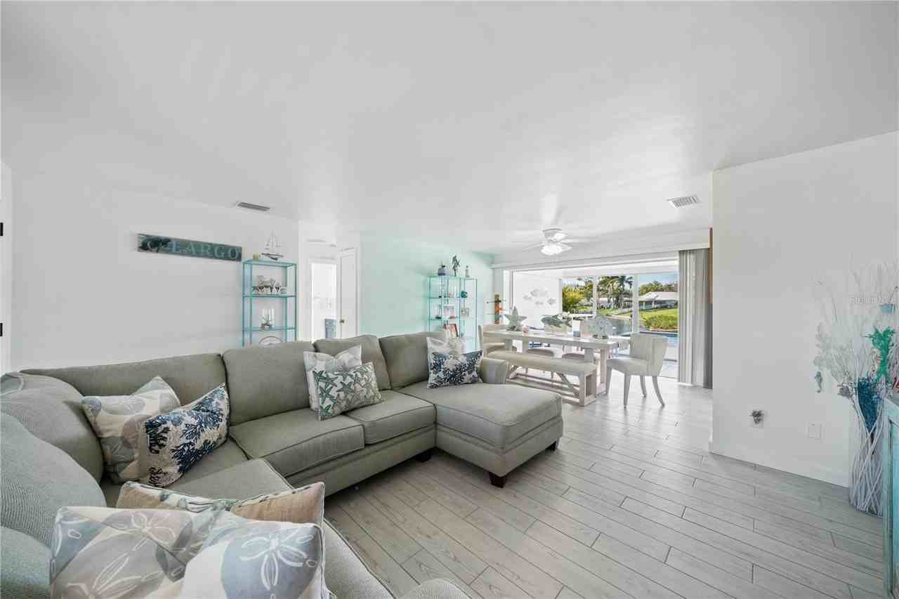 632 Shore Dr - Photo 7 of 50