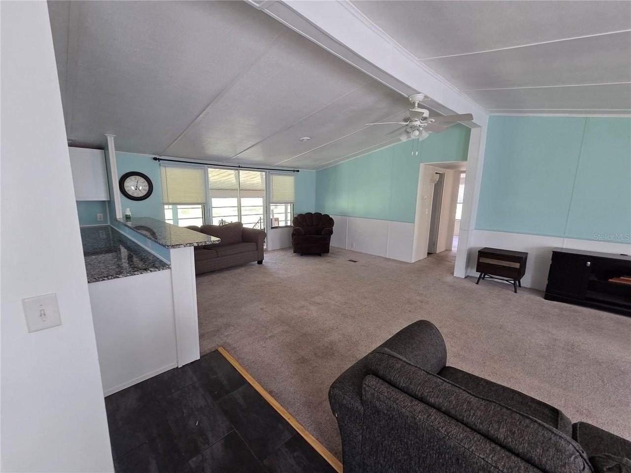 460 Hilltop Ct - Photo 5 of 20
