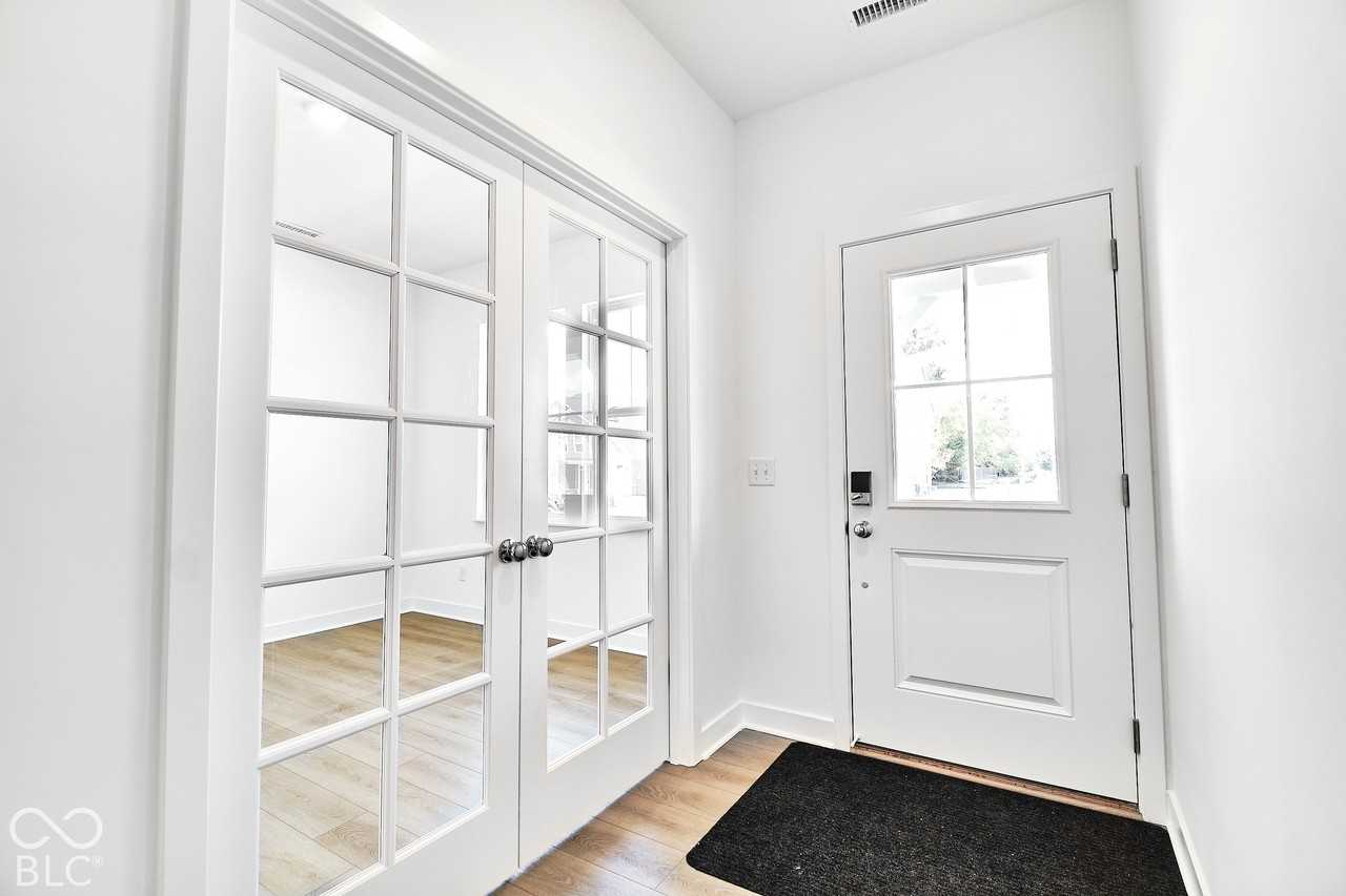 394 Eisenhower St - Photo 4 of 50