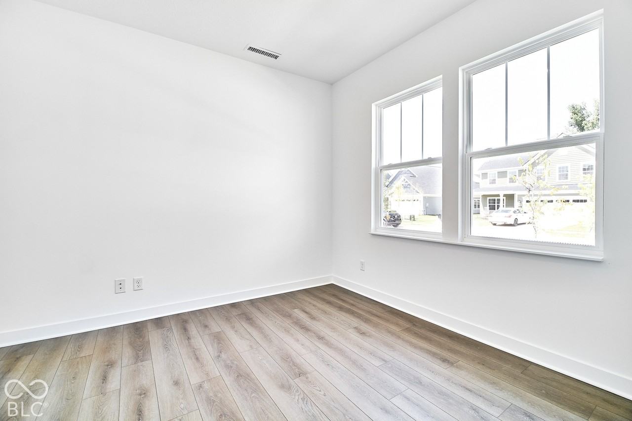 394 Eisenhower St - Photo 5 of 50