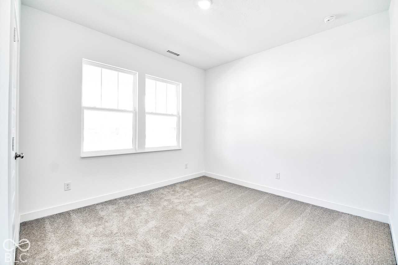 394 Eisenhower St - Photo 7 of 50