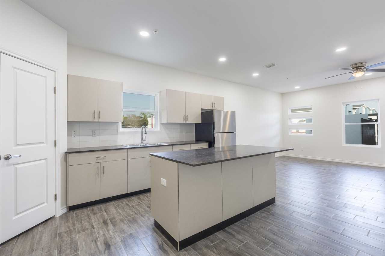 815 North 15th Place - Photo 3 of 43